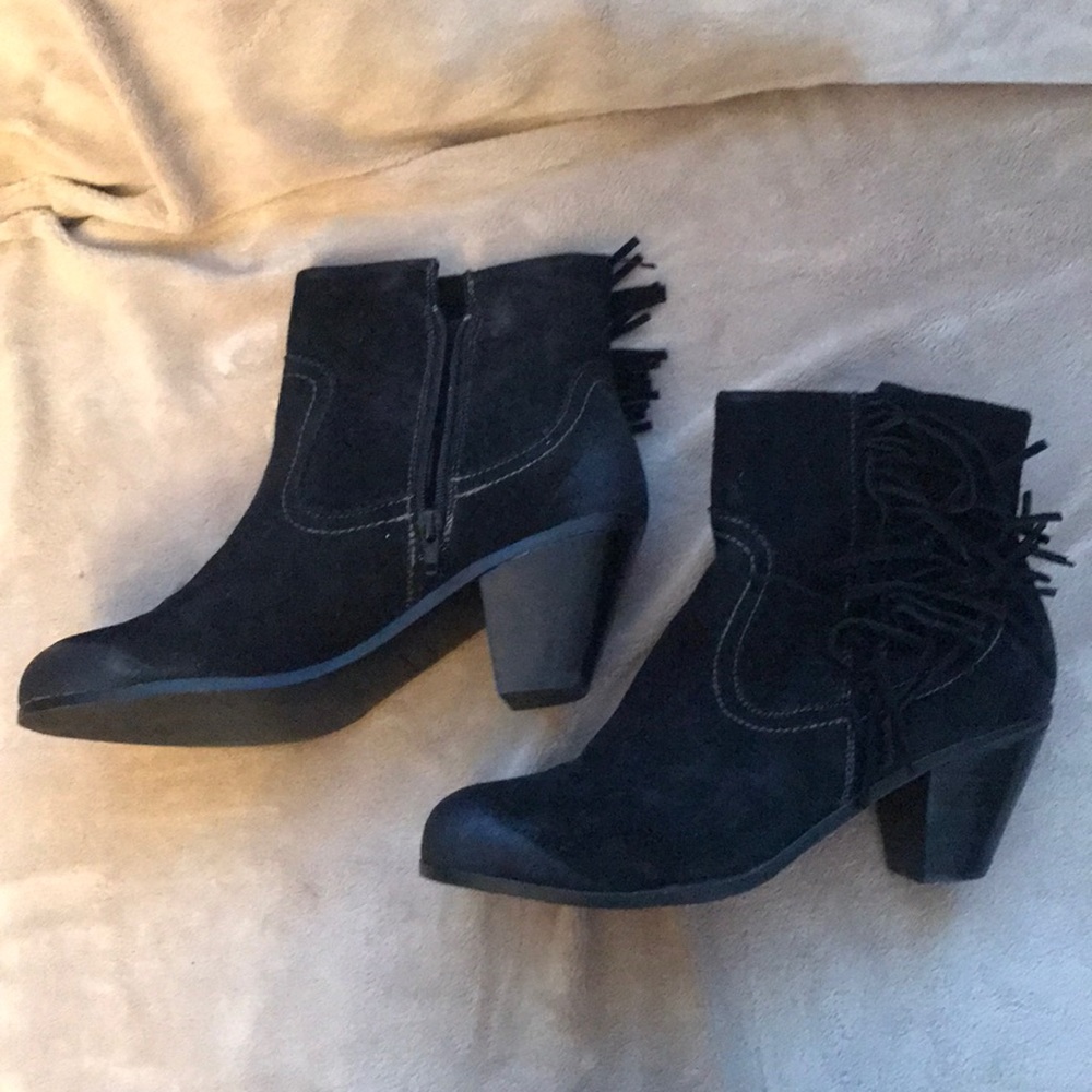 Black heeled boots, fringe on side
